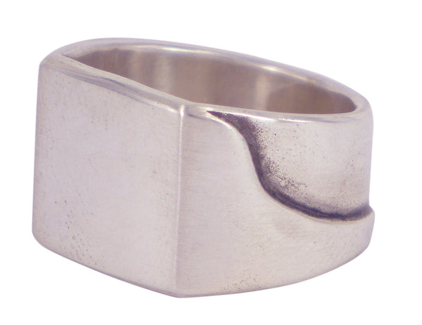 Fokker by Sebastian Cilento. A beautifully crafted ring blending timeless design with Australian artistry.
