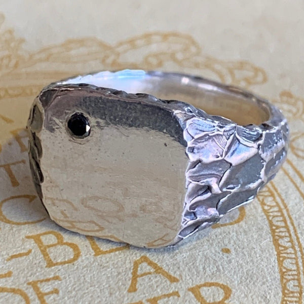 Corner signet ring